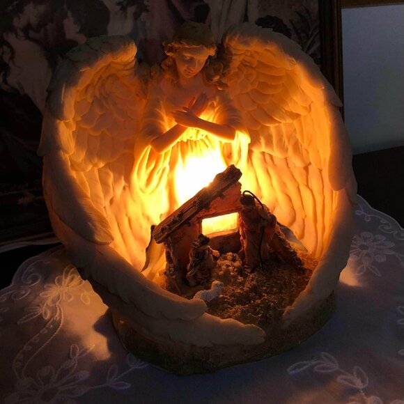 Sculptured Angel & nativity scene nightlight - Picture 5 of 10